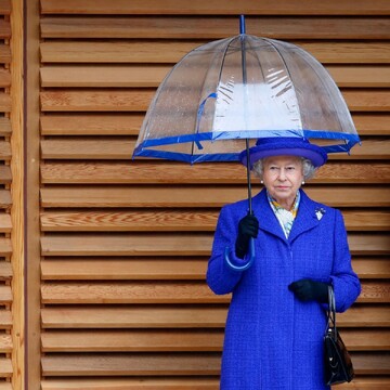 چترهای خاص و منحصر به فرد ملکه فقید که همیشه با لباس هایش ست می کرد + تصاویر