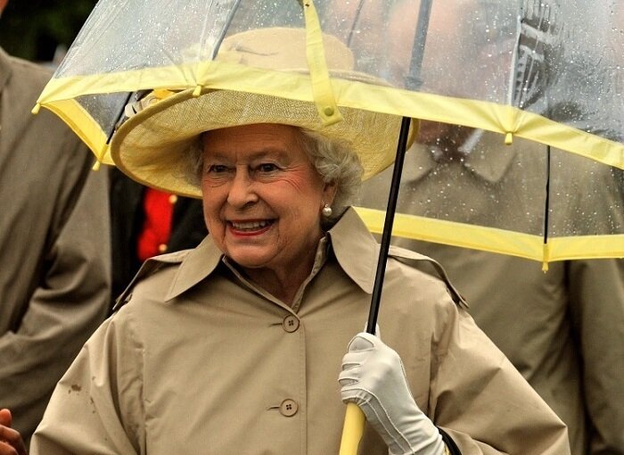 چترها عجیب ملکه، متفاوت‌ترین ویژگی استایل او که کسی تا به حال به آن اشاره نکرده!