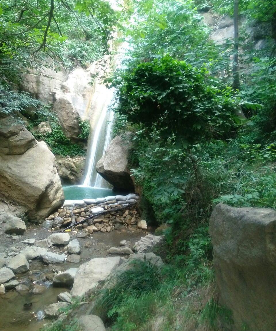 آبشاری با ارتفاع بیش از بیست متر در رودبار 