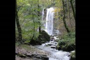 آبشاری با ارتفاع بیش از بیست متر در رودبار
