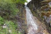 آبشاری با پوشش آبی در جنگل‌های آمل