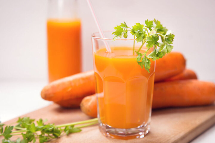 فواید شگفت انگیز آب هویج که از آن بی اطلاعید! + عکس