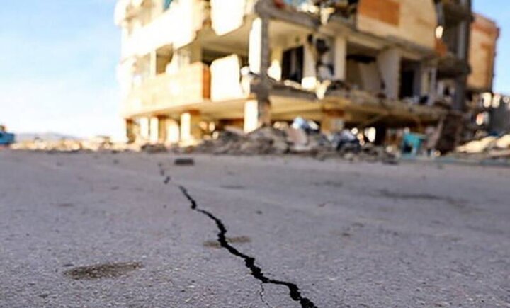 ترک برداشتن خیابان هنگام وقوع زلزله + فیلم