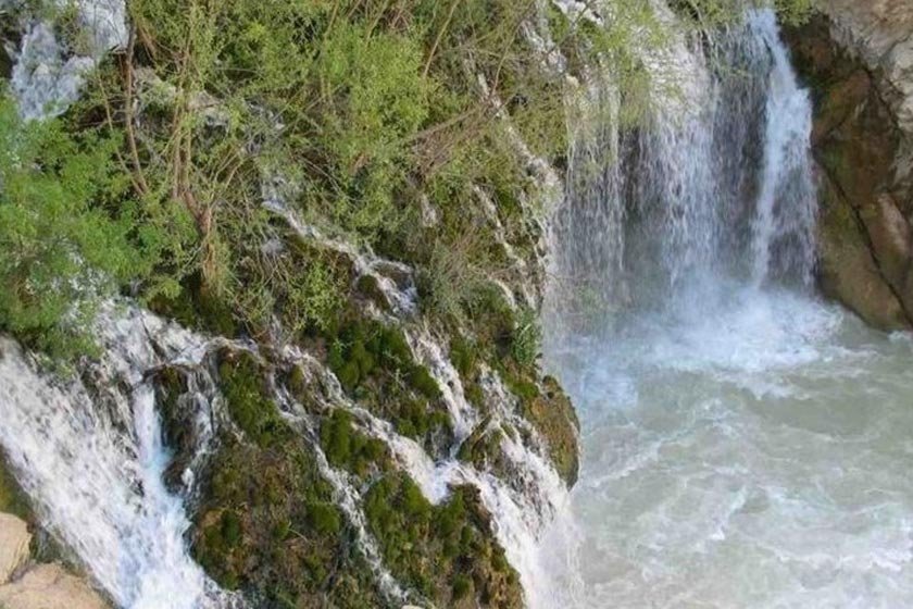 آبشاری زیبا در دل غارهای سمیرم