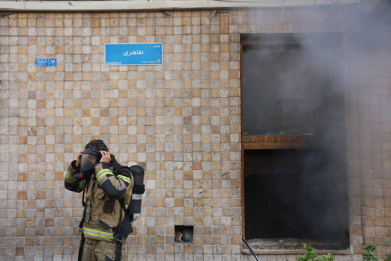 آتش‌سوزی گسترده در خیابان ولیعصر تهران +عکس