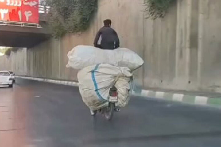 حمل بار یک وانت توسط موتورسوار در خیابان های تهران + فیلم