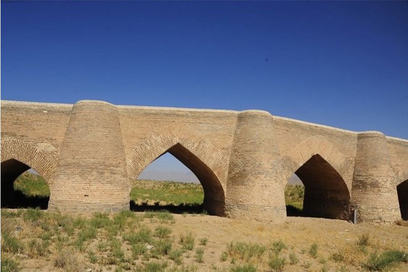 پلی با ۴۰۰ سال قدمت در دل تویسرکان 