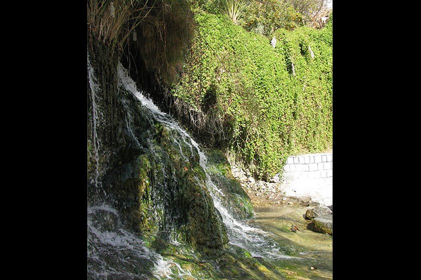 آبشاری زمستانی در جهرم 