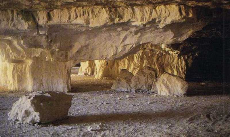 غار طبقاتی ایران در جهرم 