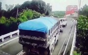 ویدیو دلخراش از لحظه سقوط دو کامیون درپی ریزش پل