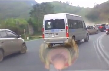 لحظه واژگونی کامیون فراری در سراشیبی جاده + فیلم