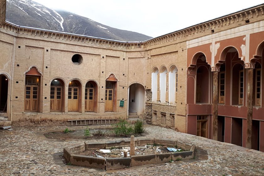 بنایی تاریخی با آب و هوای کوهستانی در خوانسار 