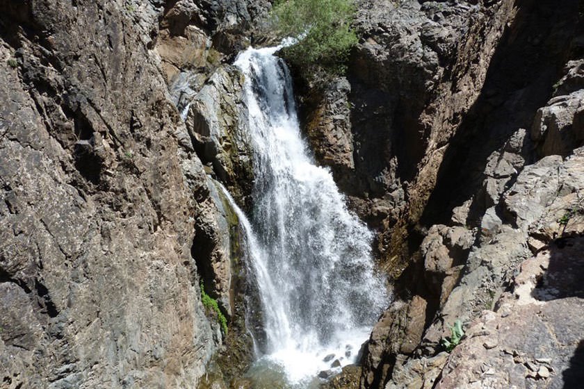 آبشاری سرازیر از دل روستای بوژان 