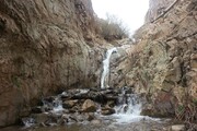 آبشاری سرازیر از دل روستای بوژان