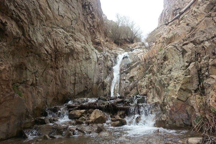 آبشاری سرازیر از دل روستای بوژان 