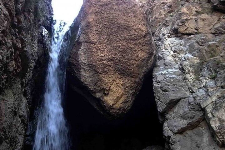 آبشاری حیرت‌انگیز در قلب کلات نادری