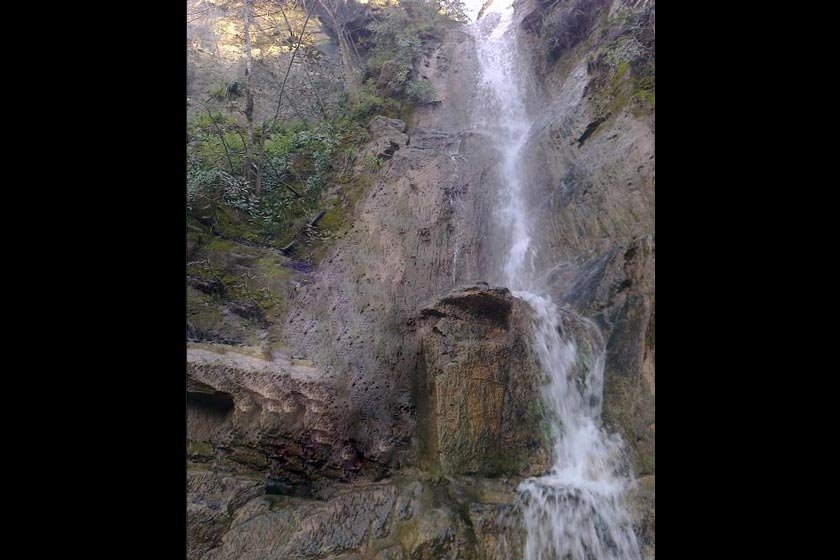 آبشاری جاری از تن کوه در مینودشت 