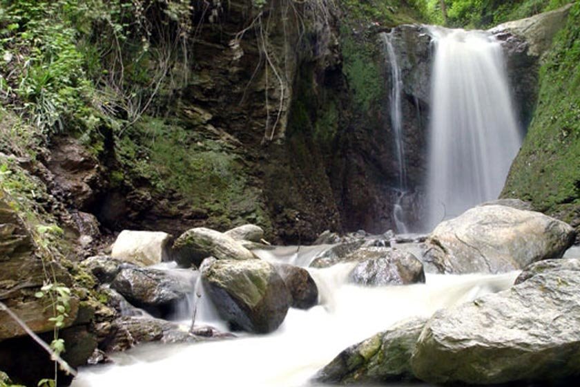 آبشاری دلنشین در عمق جنگل‌های کردکوی 