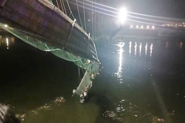 تصاویری تلخ از فرو ریختن پل معلق در هند / فیلم