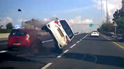 واژگونی عجیب خودرو شاسی بلند توسط زن راننده در اتوبان + فیلم