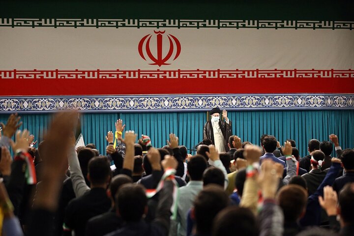 رهبر انقلاب: آمریکا کاملاً آسیب‌پذیر است / آمریکا بابی‌شرمی میگویند ما طرف‌دار ملت ایرانیم!