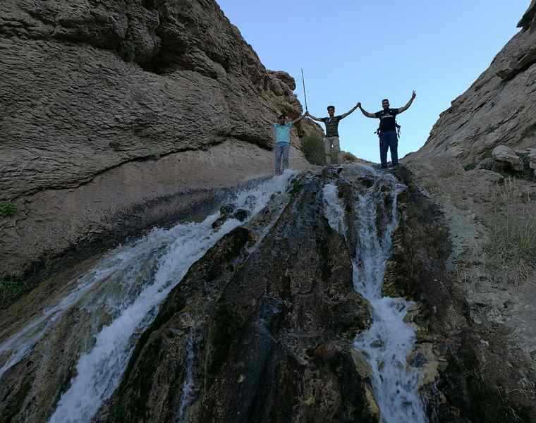 آبشاری با ارتفاع کمتر از ۵ متر در راور
