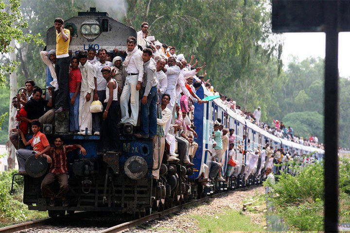 آویزان شدن از قطار در هند قربانی گرفت + فیلم