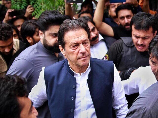 ترور نخست‌وزیر سابق پاکستان | زخمی شدن عمران خان از ناحیه پا + عکس