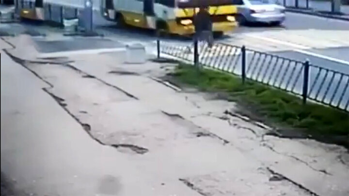 برخورد وحشتناک اتوبوس با پسر جوان سر به هوا + ویدیو دلهره آور