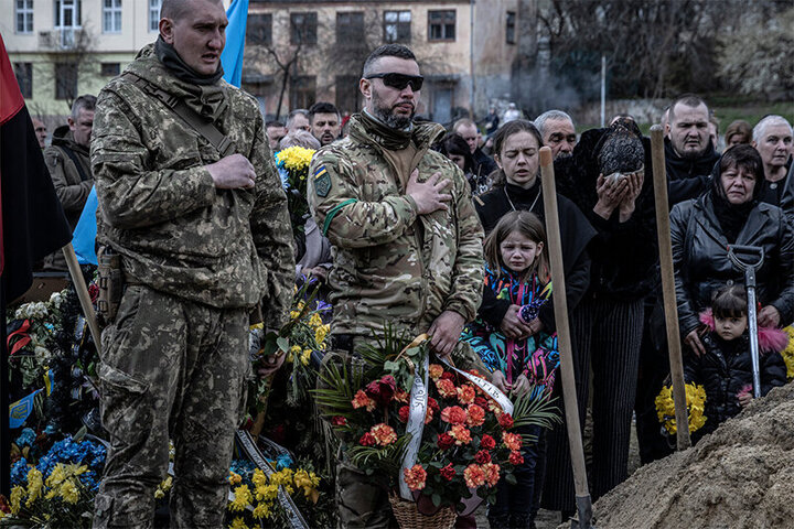 ویدیو غم انگیز از استقبال متفاوت اوکراینی‌ها از جنازه سربازان فوت شده در جنگ