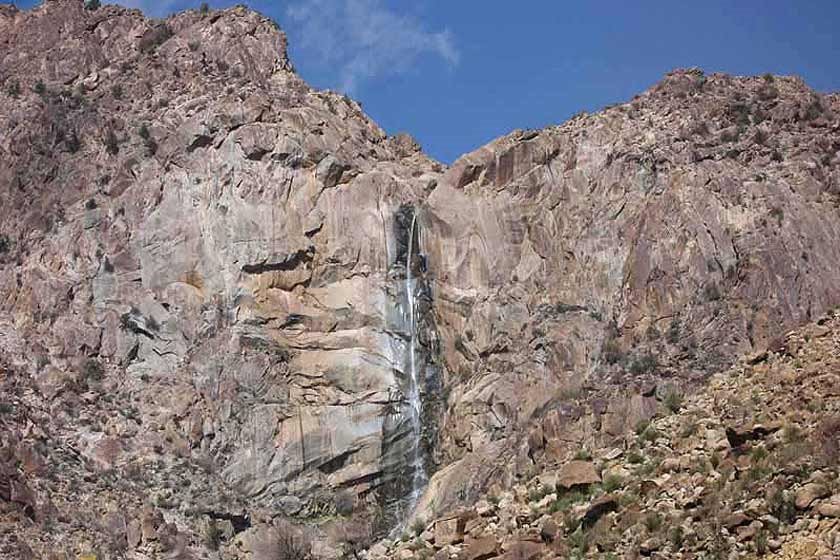 آبشاری با ارتفاع ۱۵۰ متری در دل جیرفت 