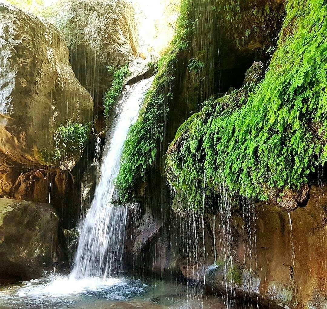 تنگ تاهران ؛ آبشاری حیرت‌انگیز در دل بم 