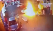 تصاویر دلهره آور از آتش گرفتن ناگهانی خودرو در پمپ بنزین + فیلم