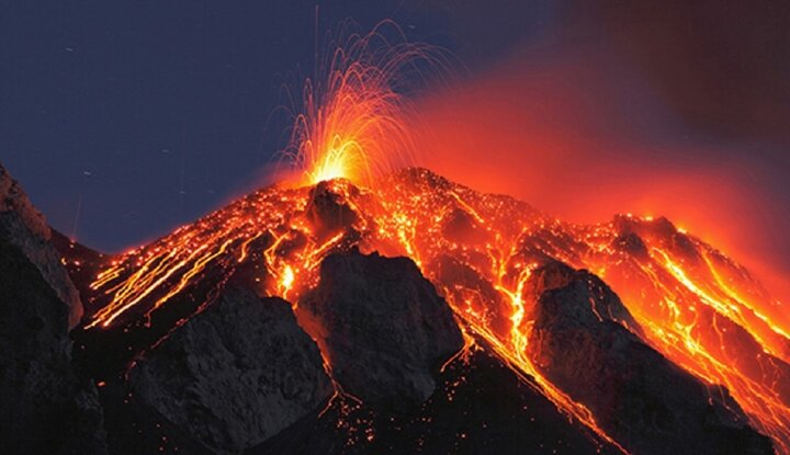 تصاویر باورنکردنی از سرعت جریان گدازه پس از فوران آتشفشان + فیلم