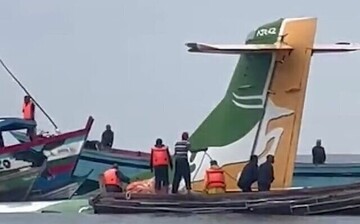 سقوط هواپیمای مسافربری با بیش از ۵۰ سرنشین در دریاچه ویکتوریا در تانزانیا + فیلم