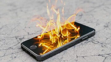 لحظه آتش گرفتن گوشی موبایل در دست مشتری + فیلم