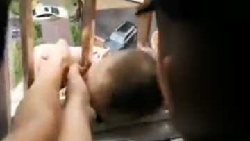 نجات معجزه آسای پسربچه ای که سرش بین نرده های آشپزخانه گیر کرده بود! + فیلم