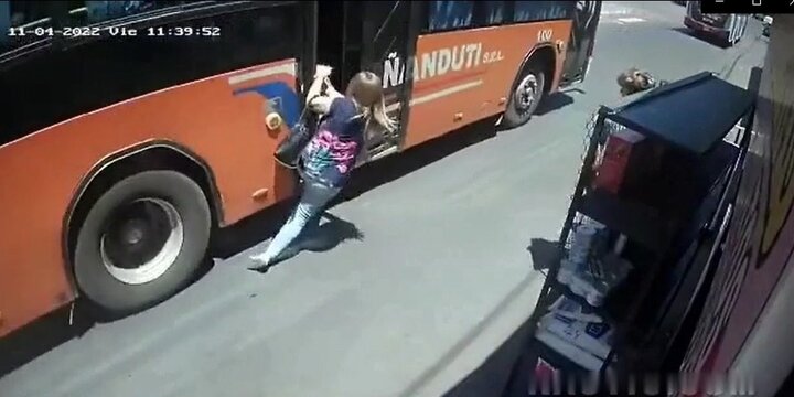 ویدیو دلخراش از لحظه عبور اتوبوس از روی پای مسافر زن جوان