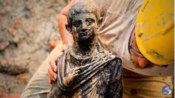 تصاویر دیدنی کشف مجسمه خدایان برنزی ۲ هزار ساله / این مجسمه‌ها در گرمابه‌ای در ایتالیا کشف شدند