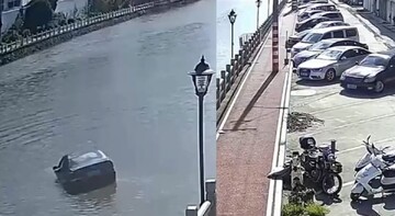 لحظه سقوط خودرو به داخل رودخانه بعد از پارک کردن!