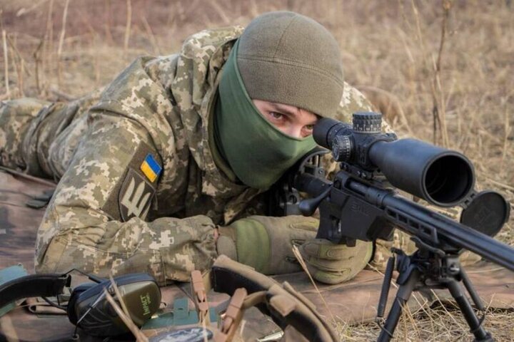  لحظه هدف قرار گرفتن آینه سرباز روسی توسط تک‌تیرانداز اوکراینی / فیلم