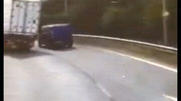 ویدیو وحشتناک از چپ کردن کامیون روی خودروی سواری