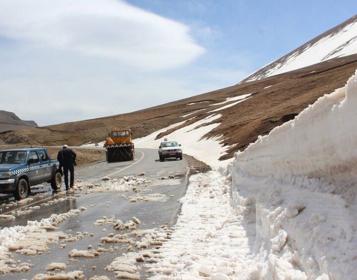 بارش شدید برف این جاده را مسدود کرد