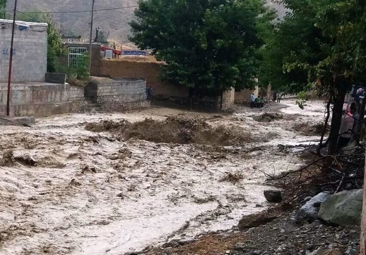 سیل در مارگون / راه ارتباطی ۱۵ روستا مسدود شد