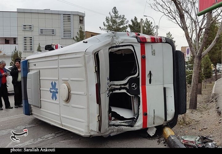 واژگونی آمبولانس پس از تصادف با خودروی لاکچری سرقتی + فیلم