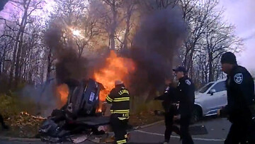 نجات معجزه آسای زن جوان از خودروی واژگون شده پر از آتش در پارکینگ پارک وی + فیلم