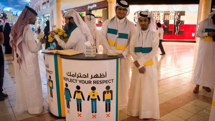 حضور گشت ارشاد در قطر برای برخورد با تماشاگران زن بی حجاب! / عکس جنجالی