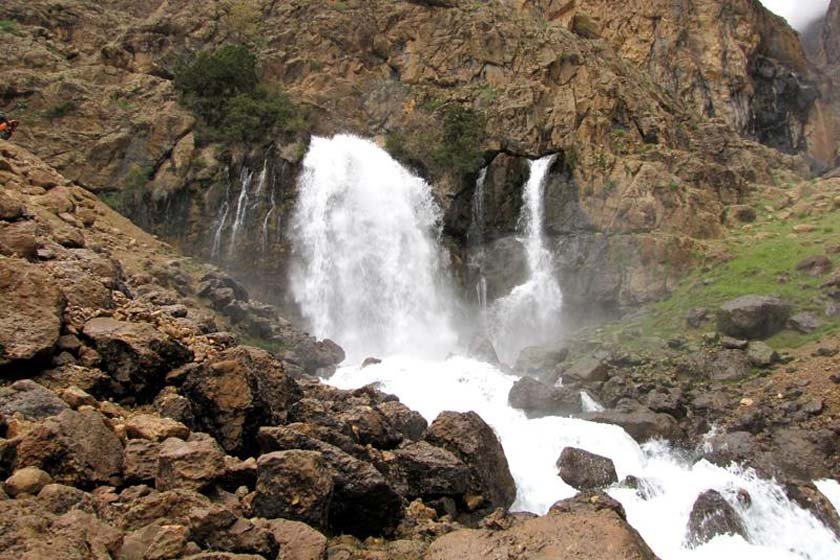 چکان؛ آبشاری با ۳۰ متر ارتفاع در الیگودرز