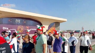 شعار هواداران ایرانی قبل ورود به استادیوم خلیفه ! / فیلم