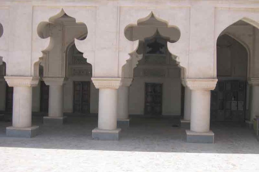 از مسجد ملک بن عباس چه میدانید؟